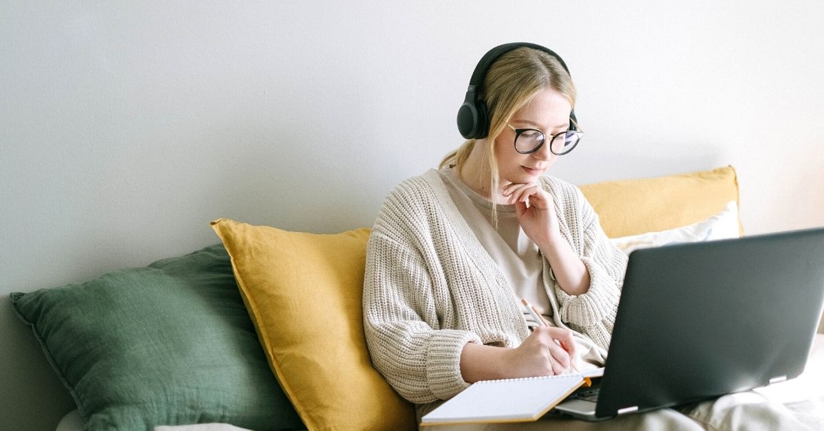 Things to look out for when choosing a web hosting service- image from Canva